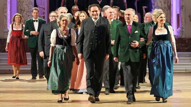 Minister Norbert Totschnig (center), NR President Walter Rosenkranz (2nd from right) and ORF lady Christa Kummer (right) (Bild: Tuma Alexander/Starpix)