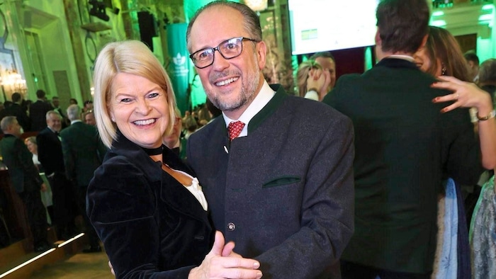 Bundeskanzler Alexander Schallenberg schwang mit Klaudia Tanner das Tanzbein.