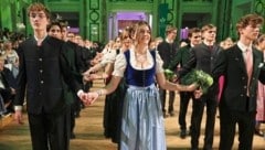 Prunk- und prachtvolle Eröffnung: Die Jungdamen und -herren beim 102. Ball vom Grünen Kreuz, der ...