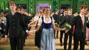 Prunk- und prachtvolle Eröffnung: Die Jungdamen und -herren beim 102. Ball vom Grünen Kreuz, der heuer unter der Patronanz des Bundeslandes Niederösterreich gestanden ist. (Bild: Tuma Alexander/Starpix)