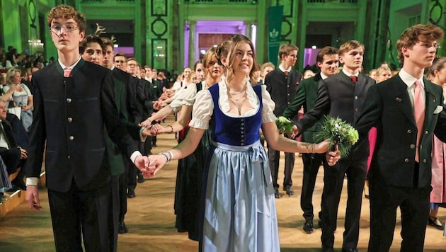 A magnificent opening: the young ladies and gentlemen at the 102nd Green Cross Ball, which this year was held under the patronage of the federal state of Lower Austria. (Bild: Alexander Tuma)