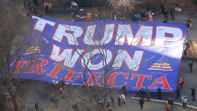 Supporters of the US president unfurled a large banner reading "Trump won" after the verdict was announced in the so-called hush money trial. (Bild: APA Österreich Bild/AFP/CHARLY TRIBALLEAU)