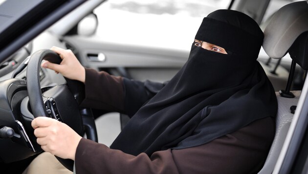 A woman with a face veil at the wheel (symbolic image) (Bild: Jasmin Merdan - stock.adobe.com)