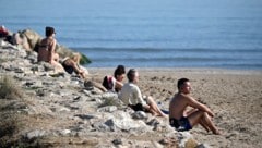 So mancher nutzte den Rekordtag für ein Sonnenbad am Strand. (Bild: APA/AFP/Jose Jordan)