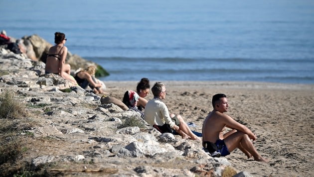 So mancher nutzte den Rekordtag für ein Sonnenbad am Strand. (Bild: AFP/Jose Jordan)