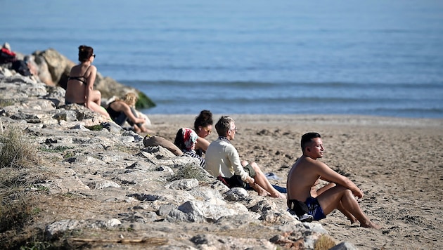 So mancher nutzte den Rekordtag für ein Sonnenbad am Strand. (Bild: AFP/Jose Jordan)