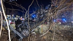 Der Unfallwagen wurde über die Leitschiene geschleudert. (Bild: Stefan Schneider BFKDO BADEN www.bfkdo-baden.com
schneids@gmx.at)