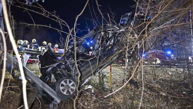 The car involved in the accident was thrown over the crash barrier. (Bild: Stefan Schneider BFKDO BADEN www.bfkdo-baden.com
schneids@gmx.at)