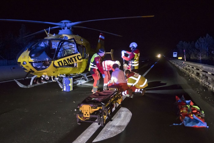 Der Notarzthubschrauber landete auf der A 21und flog den schwerverletzten Unfalllenker ins ...
