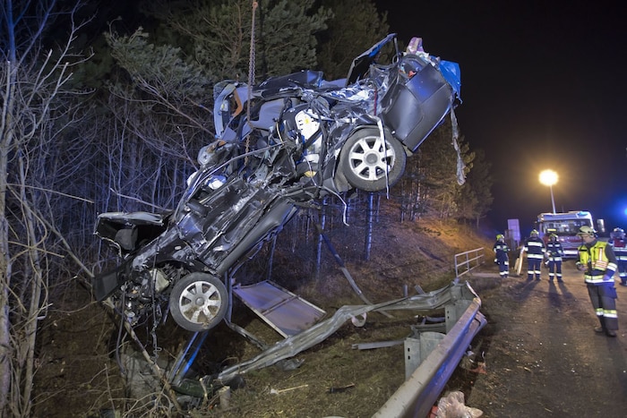 Mit dem Kranwagen der Feuerwehr Alland wurde das Unfallwrack abtransportiert.