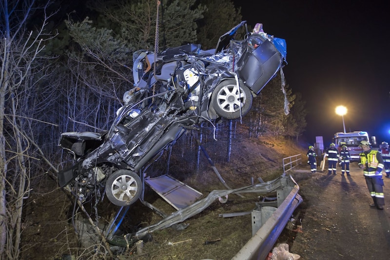 The accident wreckage was removed with the Alland fire department's crane truck. (Bild: Stefan Schneider BFKDO BADEN www.bfkdo-baden.com
schneids@gmx.at)