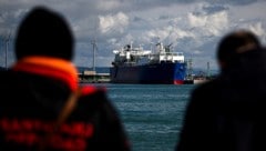 Ein Flüssiggas-Transporter im italienischen Hafen Piombino (Bild: APA/AFP/Filippo MONTEFORTE)