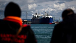 Ein Flüssiggas-Transporter im italienischen Hafen Piombino (Bild: AFP/Filippo MONTEFORTE)