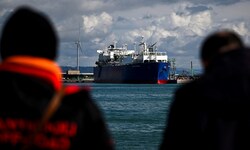 Ein Flüssiggas-Transporter im italienischen Hafen Piombino