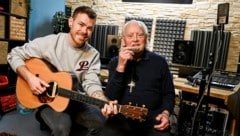 Matthias Ortner von „Matakustix“ und „Herzensmensch“ Hubert Offner im Studio.