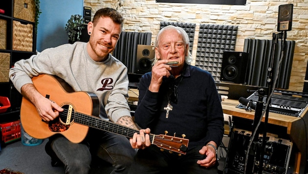 Matthias Ortner from "Matakustix" and "Herzensmensch" Hubert Offner in the studio. (Bild: Evelyn Hronek)