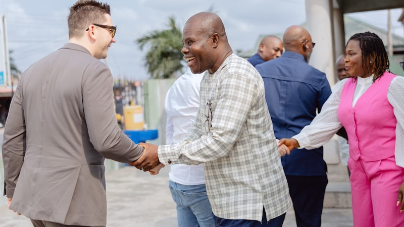 ... and Technopark boss Hannes Schreiner on their arrival in Ghana (Bild: Technopark Raaba)