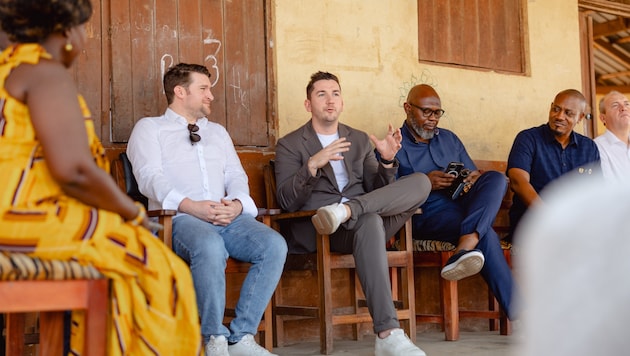 Maierhofer and Schreiner on a "school visit" in West Africa (Bild: Technopark Raaba)