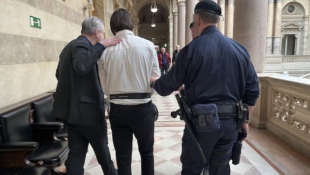 Thomas A. on Tuesday at the Higher Regional Court with defense lawyer Manfred Arbacher-Stöger (left). (Bild: Anja Richter, Krone KREATIV)