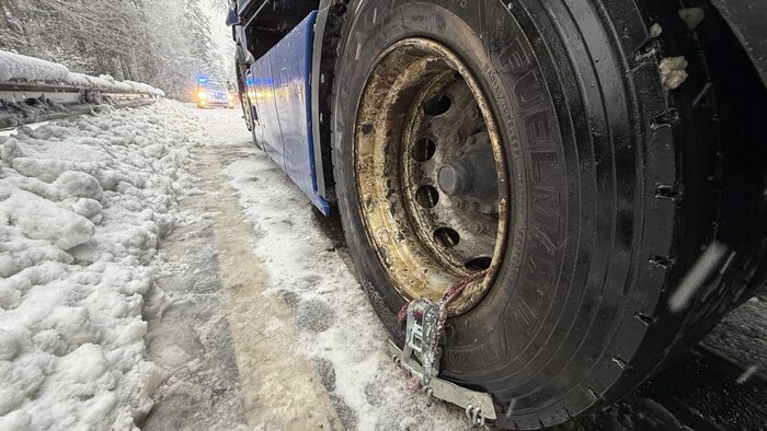 Die Anfahrhilfe demolierte den Reifen.