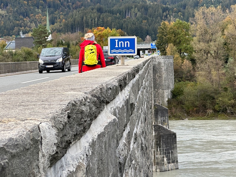 A second bridge is being built next to the old stone bridge. (Bild: zoom.tirol)