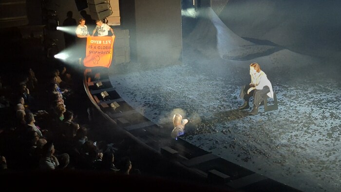 Sigourney Weaver wird mitten in der Vorstellung von den Aktivisten gestört.