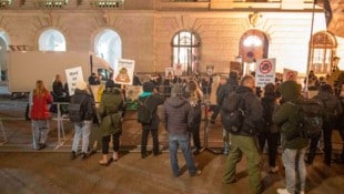 Seit 1983 nutzen Tierschützer das öffentliche Auftreten der Jägerschaft, um gegen die Tierquälerei bei der Jagd zu protestieren. (Bild: VGT.at)