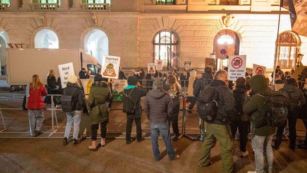 Since 1983, animal rights activists have used the public appearance of hunters to protest against cruelty to animals in hunting. (Bild: VGT.at)