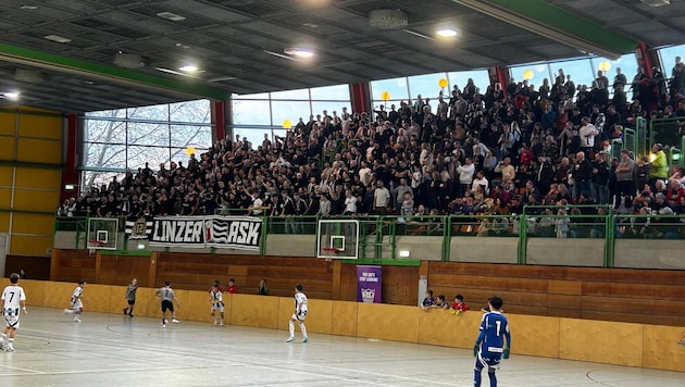 450 LASK fans cheered on the youngsters. (Bild: ASKÖ Leonding)