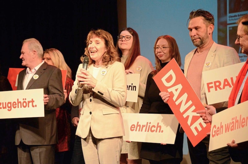 SPÖ top candidate Silvia Drechsler (with microphone) gives the ÖVP the cold shoulder. (Bild: SPÖ Mödling)