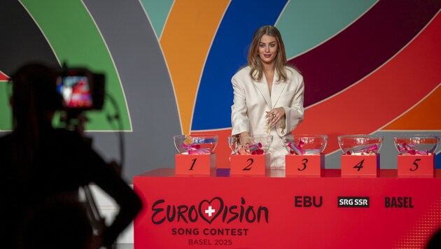 Presenter Jennifer Bosshard during the draw for the semi-finals of the ESC 2025 (Eurovision Song Contest) in Basel, Switzerland (Bild: APA-PictureDesk/GEORGIOS KEFALAS / Keystone)