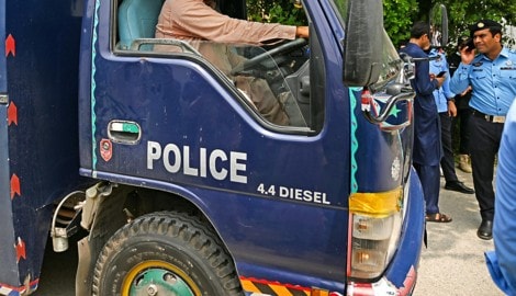 In Pakistan hat ein Vater seinen 21-jährigen Sohn getötet, weil ihm dessen Freundinnen und ...