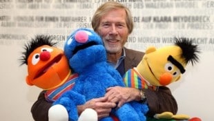 Horst Janson mit Bert , Ernie und Grobie aus der „Sesamstraße“