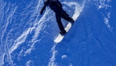 Der Snowboarder (Symbolbild) war laut Polizei stark betrunken. (Bild: EPA)