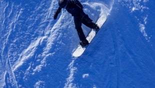 Der Snowboarder (Symbolbild) war laut Polizei stark betrunken. (Bild: EPA)