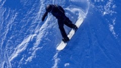Der zunächst unbekannte Snowboarder (Symbolbild) konnte ausgeforscht werden.
