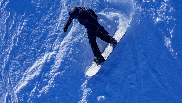 According to the police, the snowboarder (symbolic image) was heavily intoxicated.