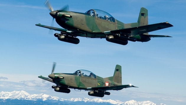 Flugzeuge des Typs PC7 wurden eingesetzt, fingen die beiden Kleinflugzeuge ab und eskortierten sie in die Schweiz. (Bild: Bundesheer)