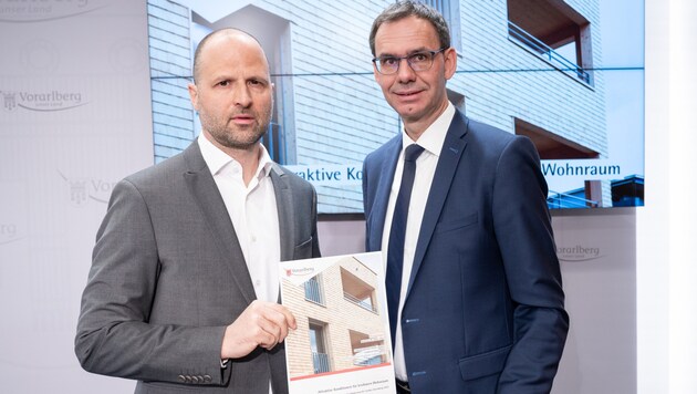 State Councillor for Economic Affairs Marco Tittler and Governor Markus Wallner presented the measures for the creation of affordable housing on Tuesday morning. (Bild: VLK/Serra)