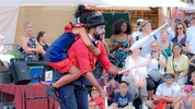 Immer ein Publikumsmagnet: Das fröhliche, bunte, laute, ausgelassene Pflasterspektakel kommt ...