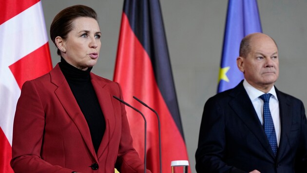 From left: Danish Prime Minister Mette Frederiksen and German Chancellor Olaf Scholz (Bild: AP/Mads Claus Rasmussen)