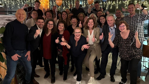 Doris Kirstorfer (3rd from left) and her team had plenty of reason to celebrate. Half of them are women. (Bild: ZVG Privat)