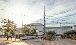 Der Vorplatz des Salzburger Hauptbahnhofes.