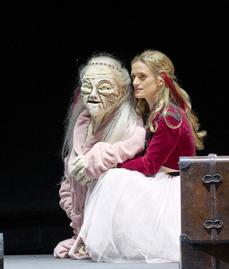 "Papagena" Ilia Staple (with her "alter ego" puppet) (Bild: (c) Wiener Staatsoper Michael Poehn)