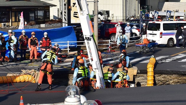 In Japan hat ein riesiges Loch einen Lastwagen samt Fahrer verschluckt. (Bild: AFP/JIJI Press/STR)