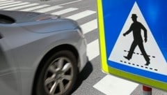 Die Frau wurde auf einem Schutzweg von einem Auto angefahren (Symbolbild).