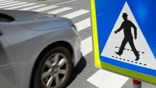 Die Frau wurde auf einem Schutzweg von einem Auto angefahren (Symbolbild).