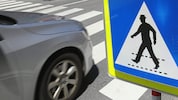 Ein Pkw hatte wegen einer Fußgängerin angehalten.