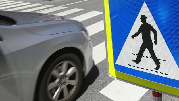Die Frau wurde auf einem Schutzweg von einem Auto angefahren (Symbolbild).