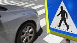Ein Pkw hatte wegen einer Fußgängerin angehalten.